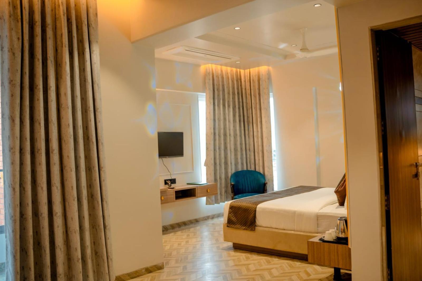 Narayani Executive Hotel Tuljapur Exterior foto